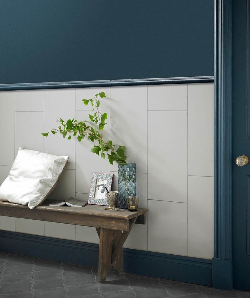 На фото: коридор среднего размера в современном стиле с синими стенами, полом из керамической плитки и черным полом с