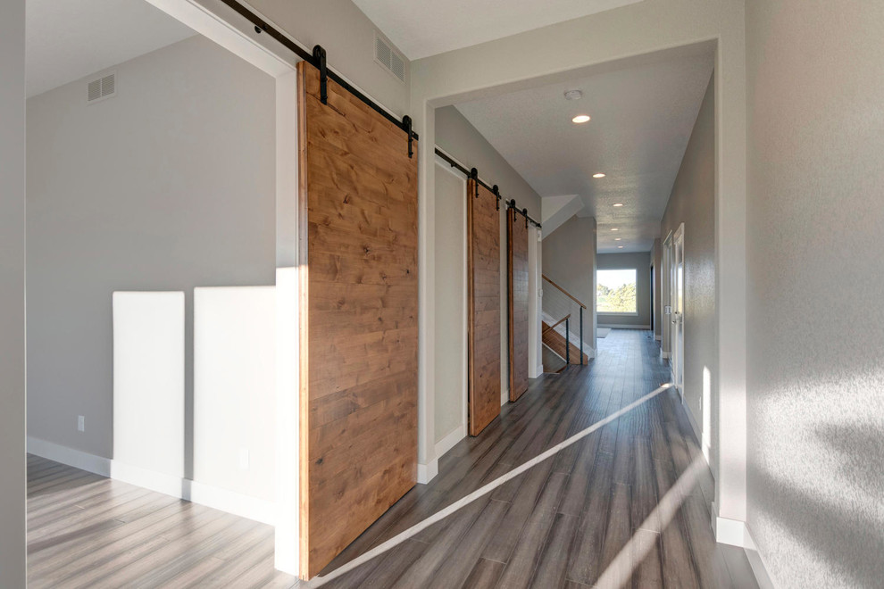 Идея дизайна: большой коридор в современном стиле с серыми стенами, полом из бамбука и разноцветным полом