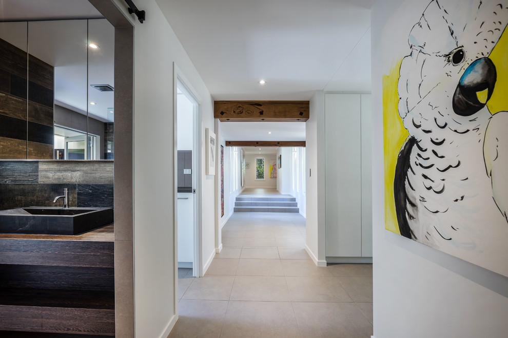 Стильный дизайн: огромный коридор в современном стиле с серыми стенами и полом из керамогранита - последний тренд