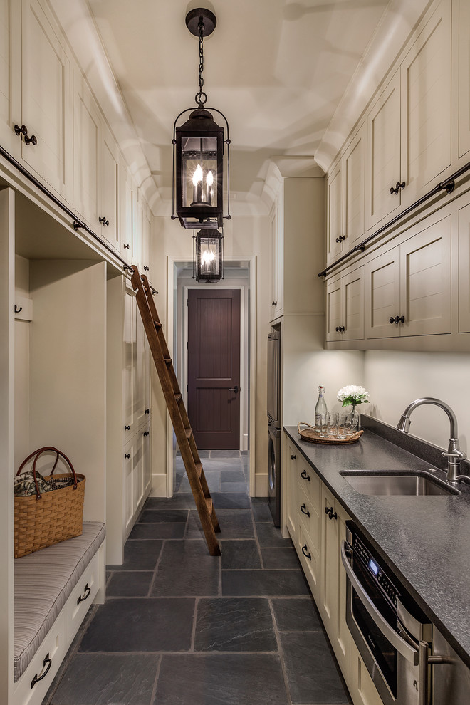Источник вдохновения для домашнего уюта: коридор среднего размера: освещение в средиземноморском стиле с бежевыми стенами, полом из сланца и серым полом
