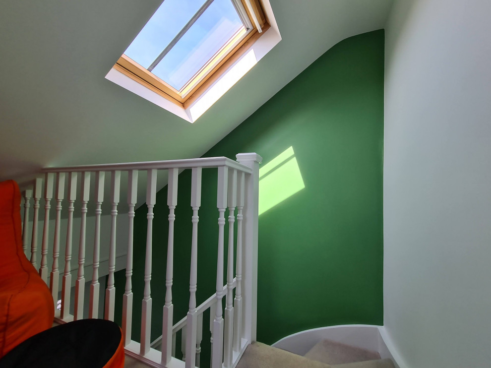Источник вдохновения для домашнего уюта: большой коридор в классическом стиле с зелеными стенами, ковровым покрытием, бежевым полом и многоуровневым потолком