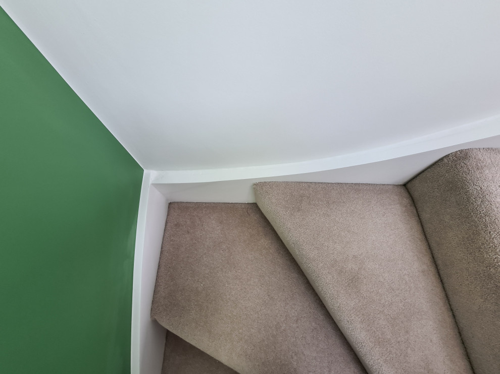 Ispirazione per un grande ingresso o corridoio tradizionale con pareti verdi, moquette, pavimento beige e soffitto ribassato