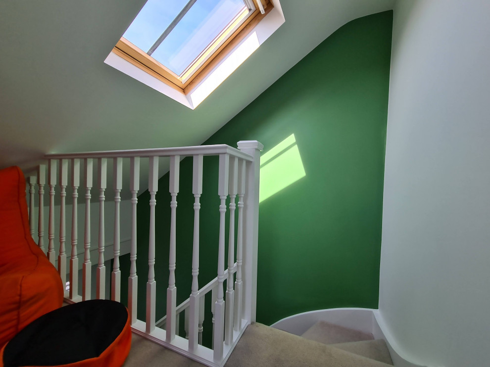 На фото: большой коридор в классическом стиле с зелеными стенами, ковровым покрытием, бежевым полом и многоуровневым потолком