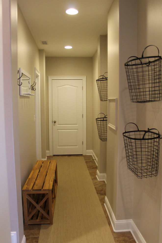 Réalisation d'un couloir de taille moyenne avec un mur gris, un sol en liège et un sol marron.