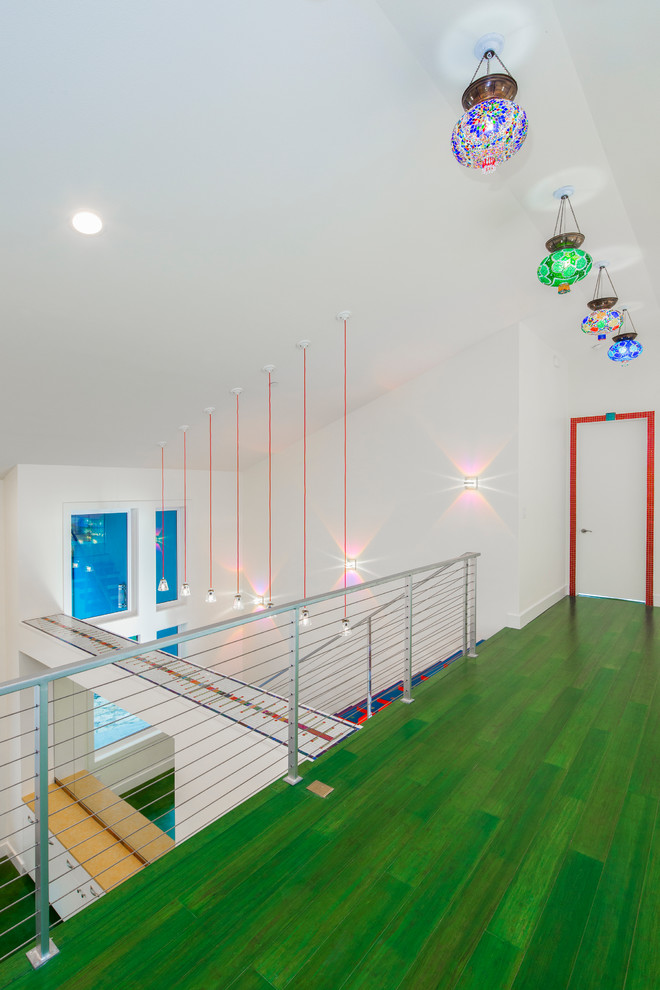 Foto på en mellanstor eklektisk hall, med vita väggar, målat trägolv och grönt golv