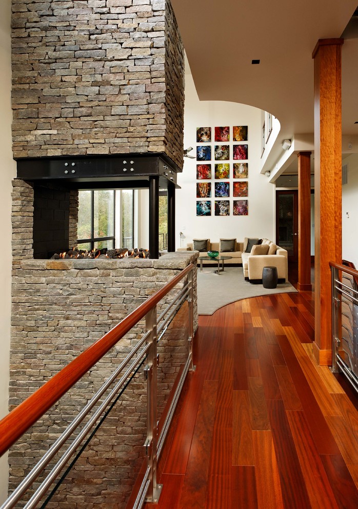 Idée de décoration pour un couloir design de taille moyenne avec un sol en bois brun, un mur blanc et un sol marron.