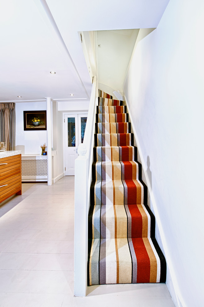 Свежая идея для дизайна: большой, узкий коридор в классическом стиле с серыми стенами и деревянным полом - отличное фото интерьера