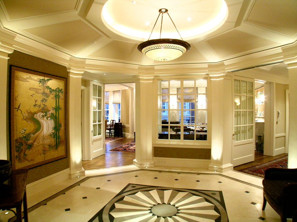 Cette image montre un couloir traditionnel avec un mur beige et un sol multicolore.