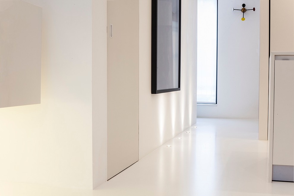 Свежая идея для дизайна: коридор в современном стиле с белыми стенами - отличное фото интерьера