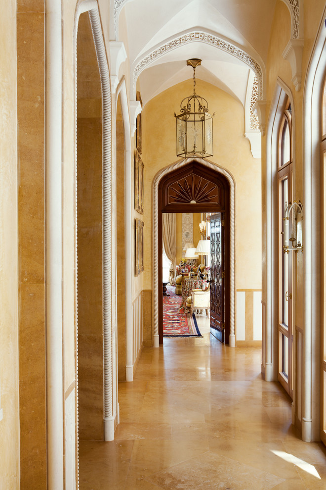 Foto de recibidores y pasillos mediterráneos con paredes beige y suelo amarillo