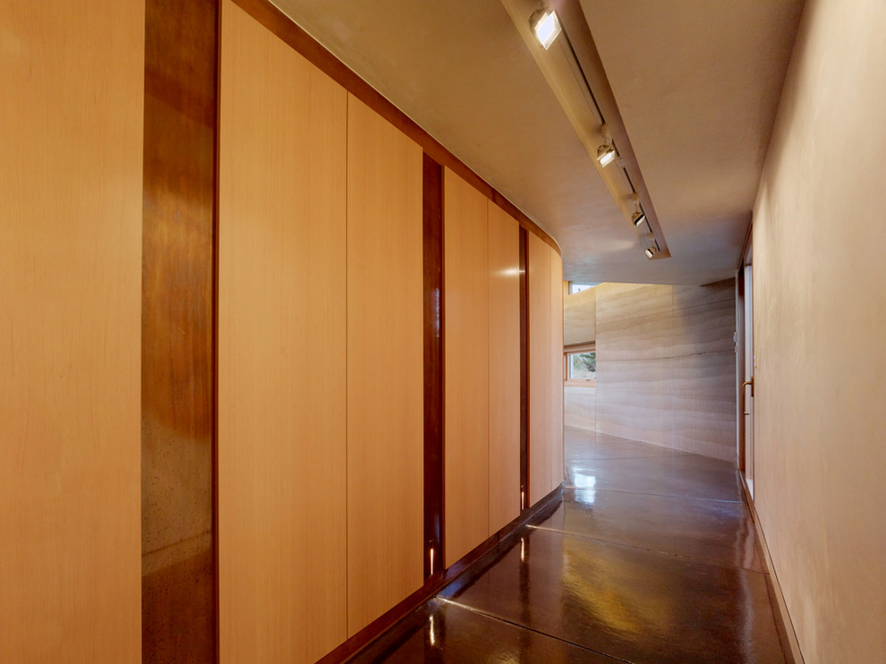 Idee per un ingresso o corridoio minimalista con pavimento in cemento