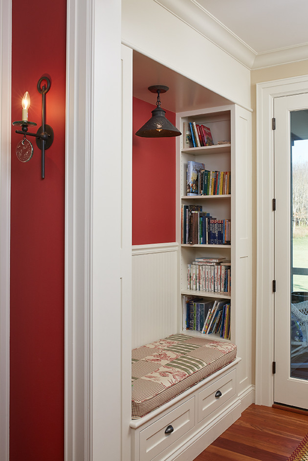 Klassischer Flur mit roter Wandfarbe, braunem Holzboden und vertäfelten Wänden in Grand Rapids