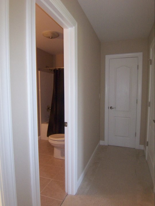 Стильный дизайн: коридор среднего размера в классическом стиле с бежевыми стенами, паркетным полом среднего тона и коричневым полом - последний тренд