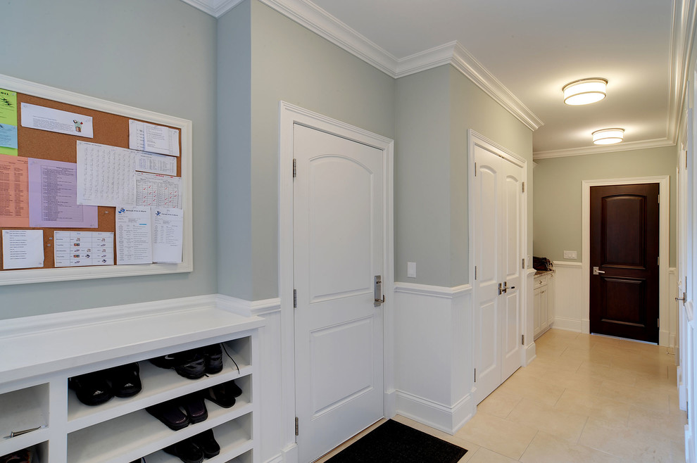 Свежая идея для дизайна: коридор в классическом стиле с серыми стенами, полом из керамической плитки и бежевым полом - отличное фото интерьера