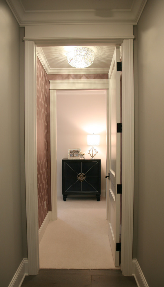 Immagine di un piccolo ingresso o corridoio chic con pareti viola, moquette e pavimento bianco