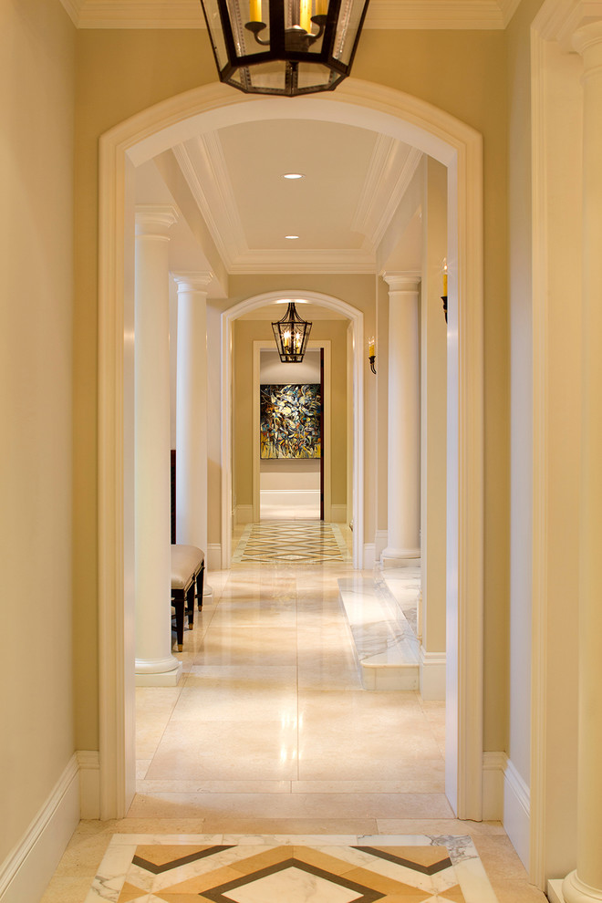 Exemple d'un couloir chic avec un mur beige et un sol beige.