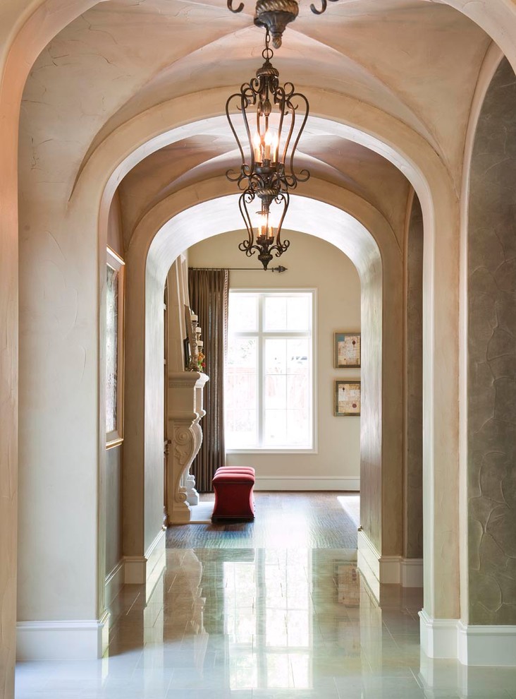Idee per un ingresso o corridoio classico con pareti beige