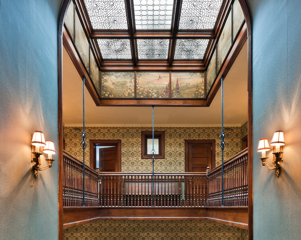 На фото: коридор в классическом стиле с серыми стенами с