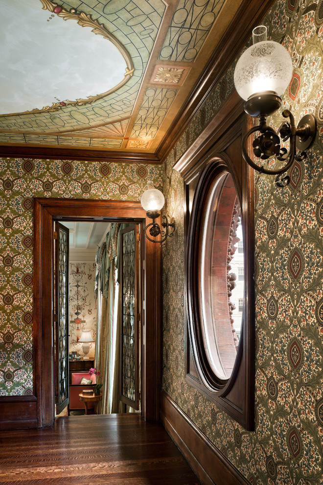 フィラデルフィアにあるヴィクトリアン調のおしゃれな廊下 (濃色無垢フローリング) の写真
