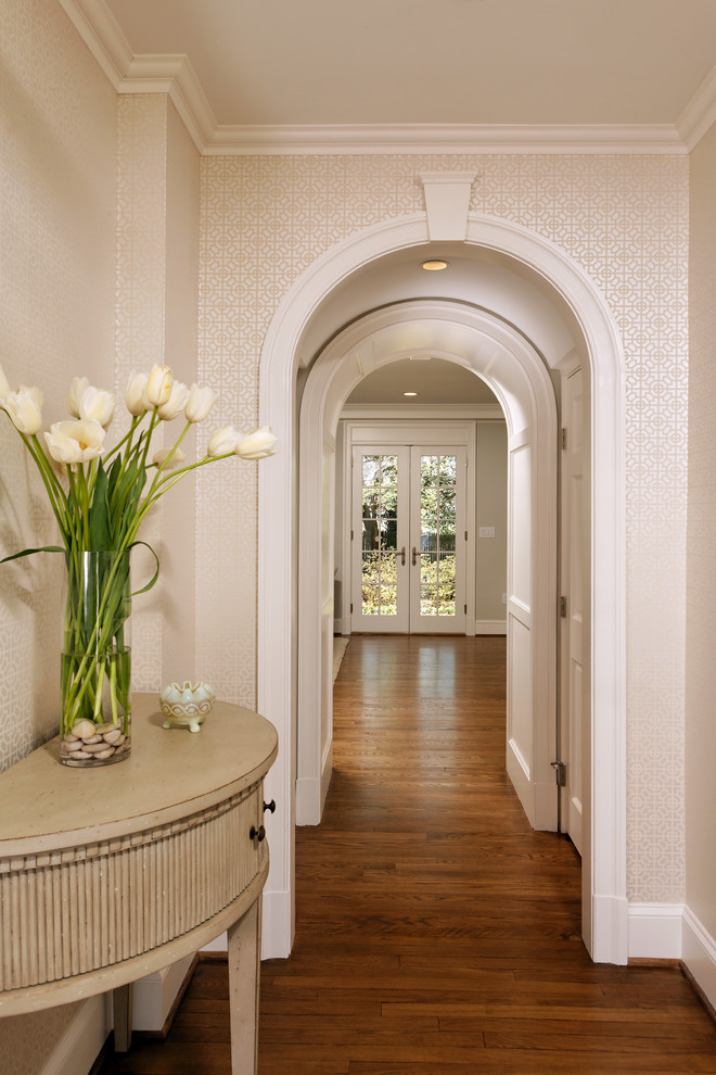 На фото: коридор в классическом стиле с белыми стенами, паркетным полом среднего тона и коричневым полом