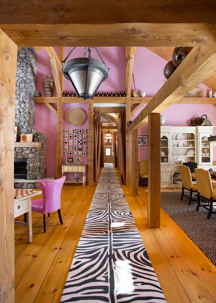 Inspiration för eklektiska hallar, med rosa väggar