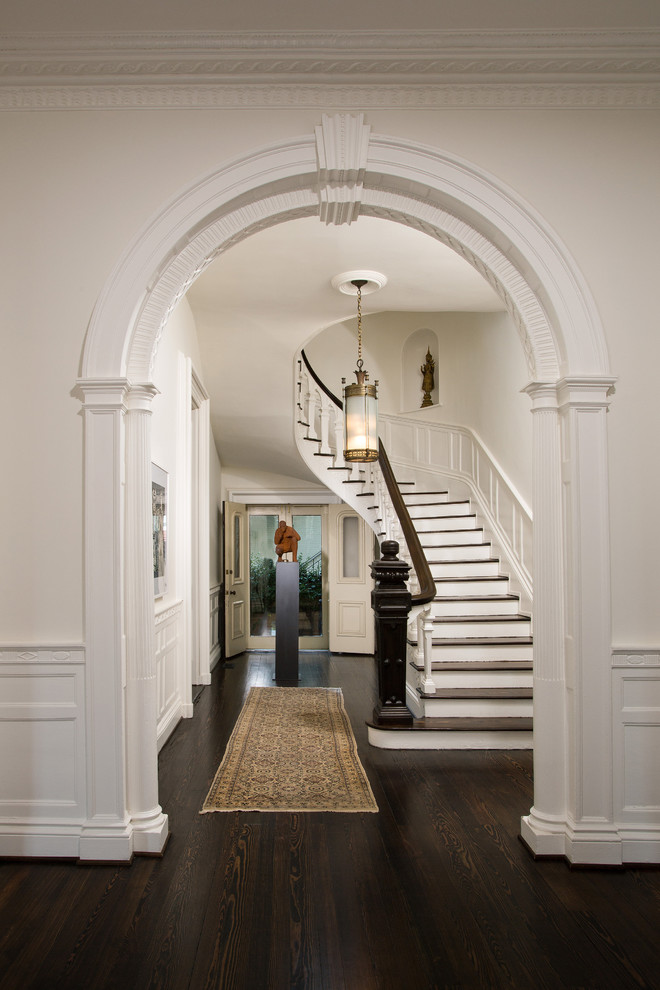 Свежая идея для дизайна: большой коридор в классическом стиле с белыми стенами и темным паркетным полом - отличное фото интерьера