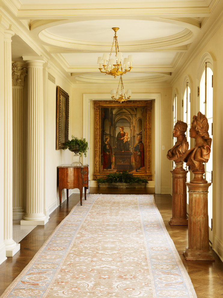 Immagine di un ingresso o corridoio classico con pareti beige e pavimento in legno massello medio