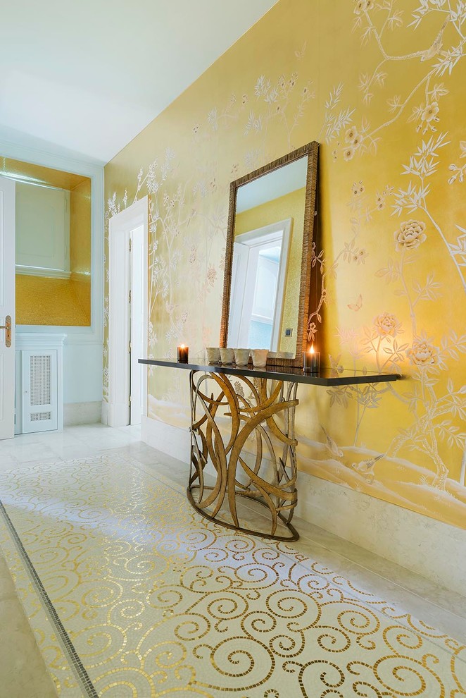 Idée de décoration pour un grand couloir tradition avec un mur jaune.