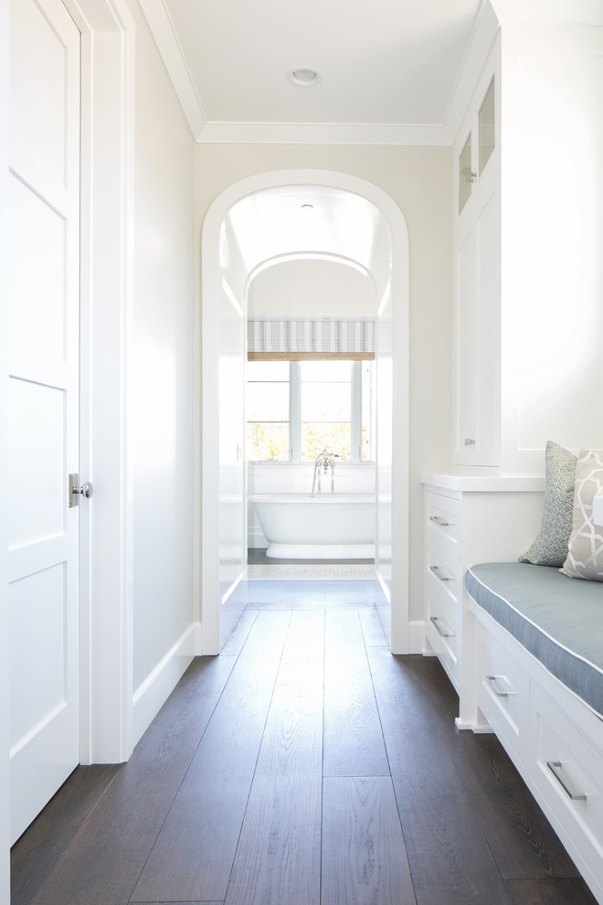 Источник вдохновения для домашнего уюта: коридор среднего размера в морском стиле с серыми стенами и темным паркетным полом