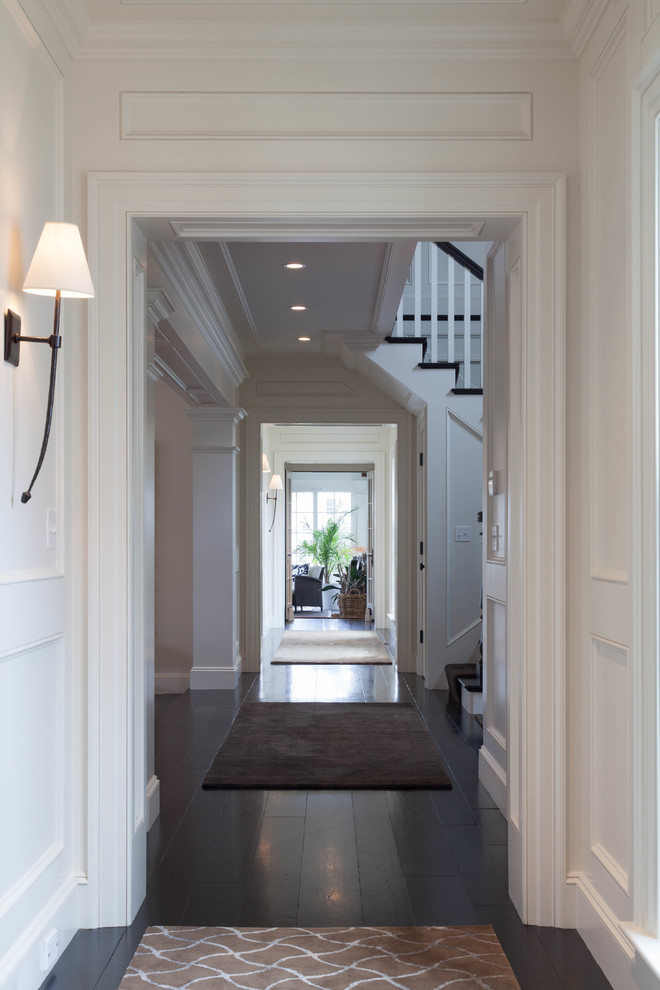 Ispirazione per un grande ingresso o corridoio tradizionale con pareti bianche, parquet scuro e pavimento marrone