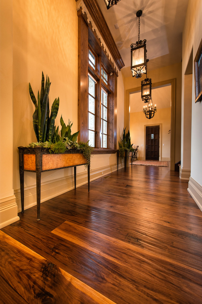 Immagine di un grande ingresso o corridoio chic con pareti beige e pavimento in legno massello medio