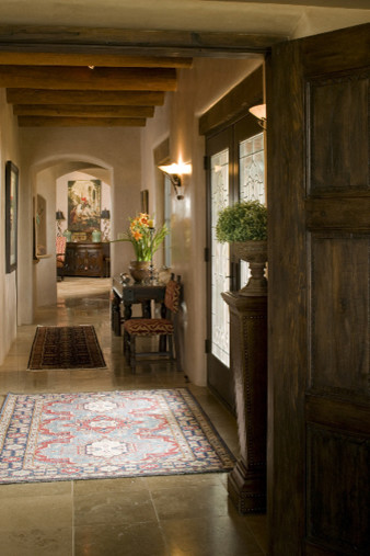 Immagine di un ingresso o corridoio rustico di medie dimensioni con pareti beige e pavimento in pietra calcarea