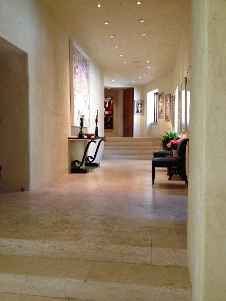 Foto de recibidores y pasillos mediterráneos con suelo de piedra caliza