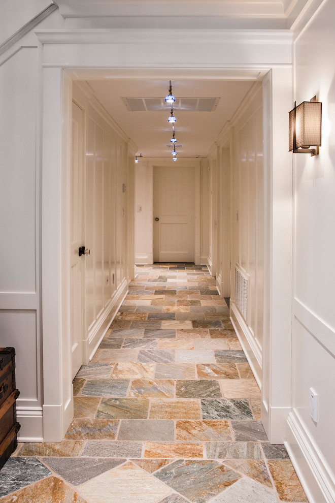 Idées déco pour un grand couloir classique avec un mur blanc.