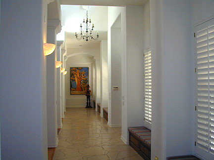フェニックスにある高級な広いトラディショナルスタイルのおしゃれな廊下 (白い壁、コンクリートの床) の写真