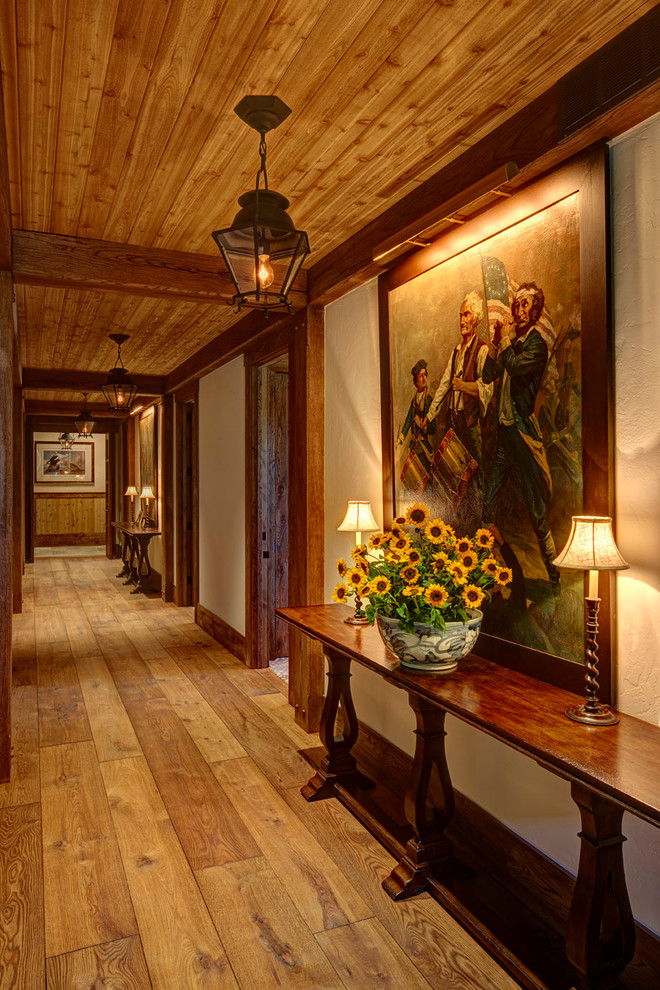 Idee per un ingresso o corridoio stile rurale con pareti beige e pavimento in legno massello medio