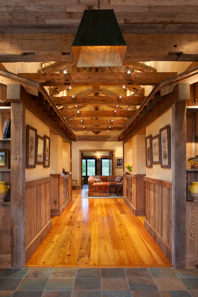Imagen de recibidores y pasillos rurales de tamaño medio con suelo de madera en tonos medios y paredes beige