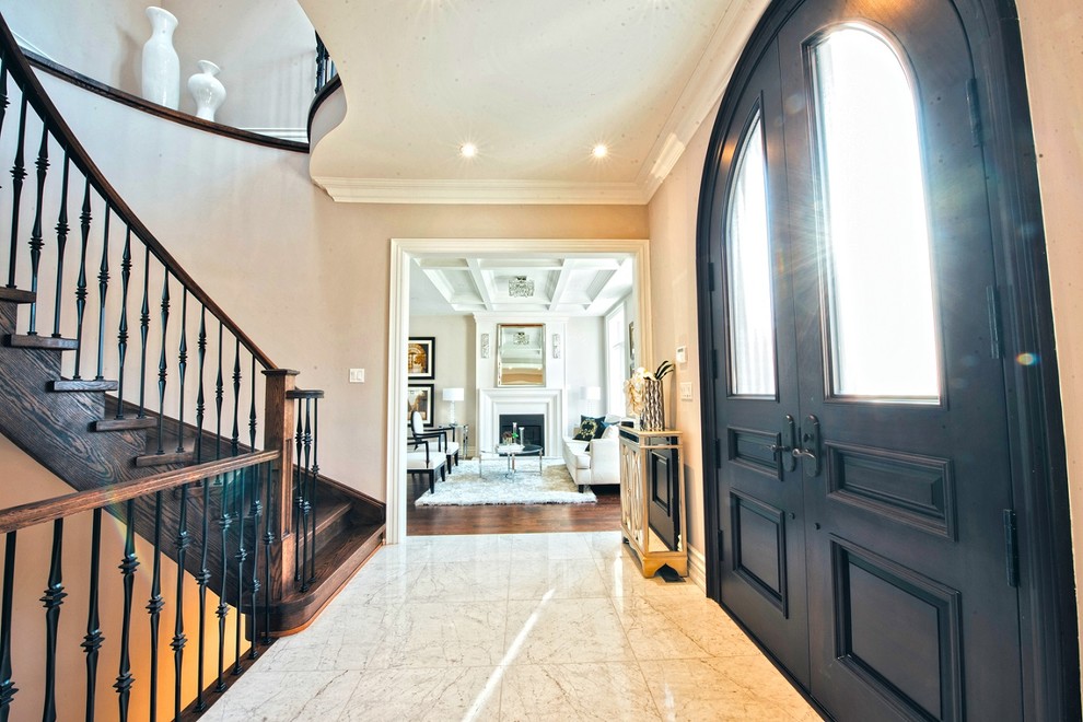 Réalisation d'un couloir tradition de taille moyenne avec un mur marron, un sol en marbre et un sol gris.