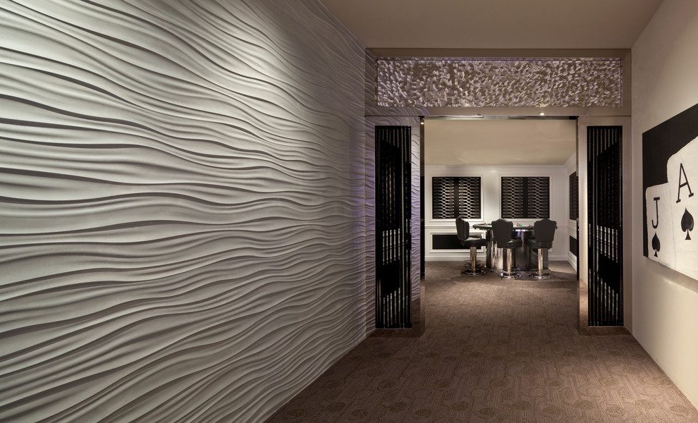 На фото: большой коридор в современном стиле с белыми стенами, ковровым покрытием и коричневым полом