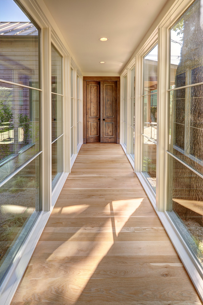 Imagen de recibidores y pasillos clásicos renovados con suelo de madera clara