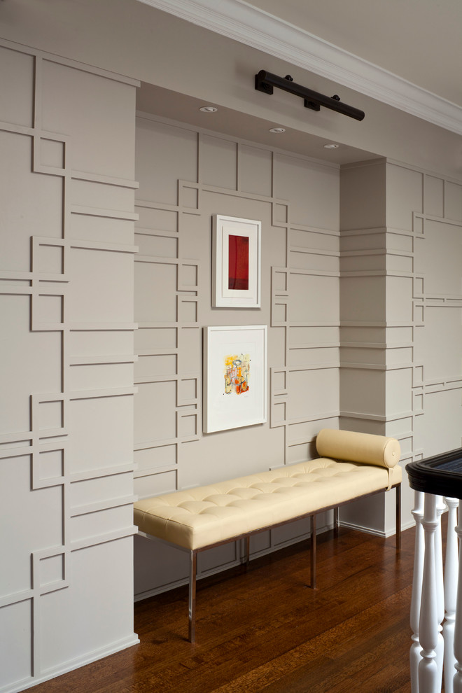 Esempio di un ingresso o corridoio classico con pareti grigie e pavimento in legno massello medio