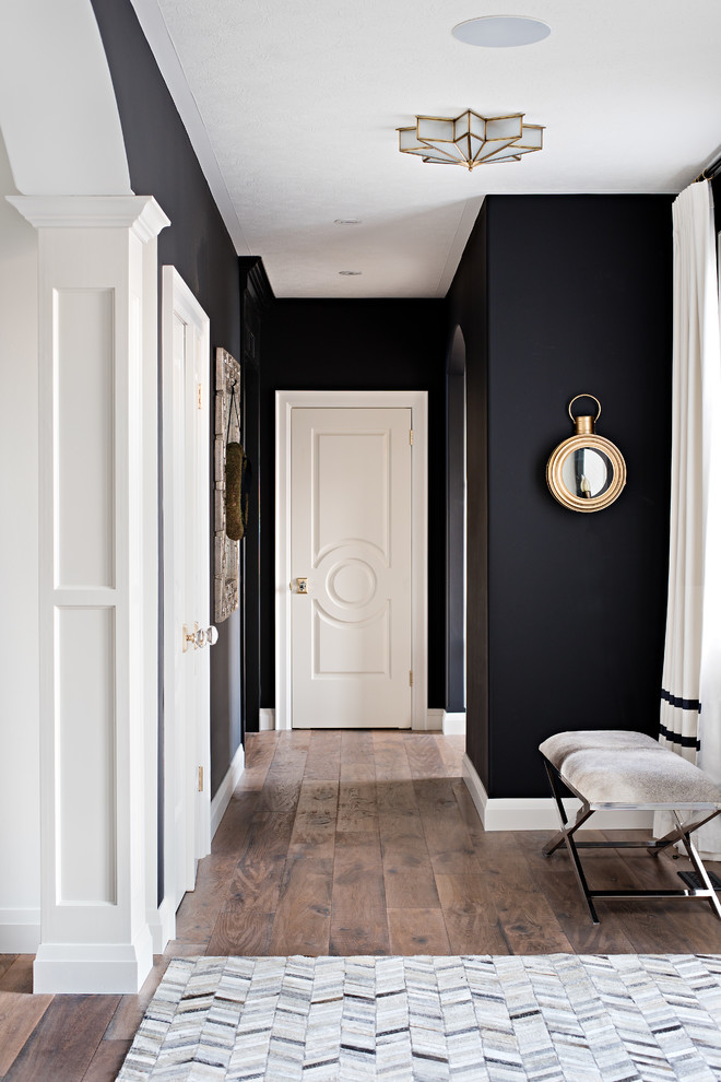 Идея дизайна: коридор среднего размера в стиле неоклассика (современная классика) с черными стенами и паркетным полом среднего тона
