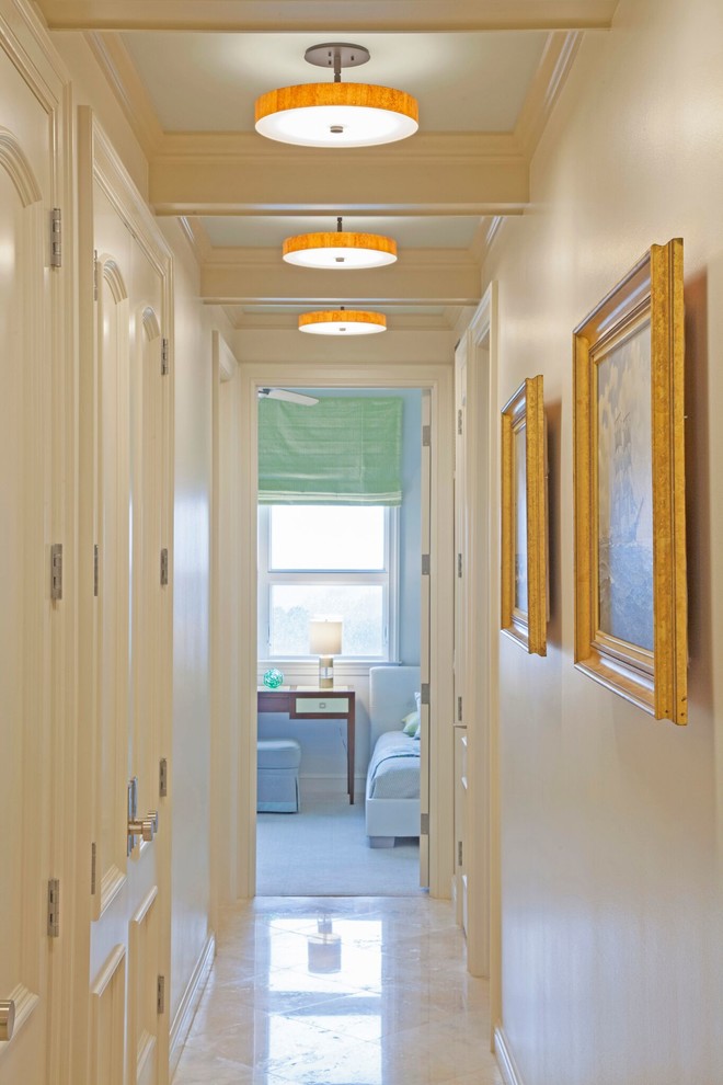 Ejemplo de recibidores y pasillos clásicos renovados de tamaño medio con paredes blancas, suelo de baldosas de porcelana y suelo beige
