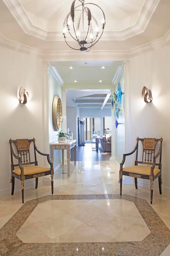 Imagen de recibidores y pasillos clásicos renovados de tamaño medio con paredes blancas, suelo de baldosas de porcelana y suelo beige
