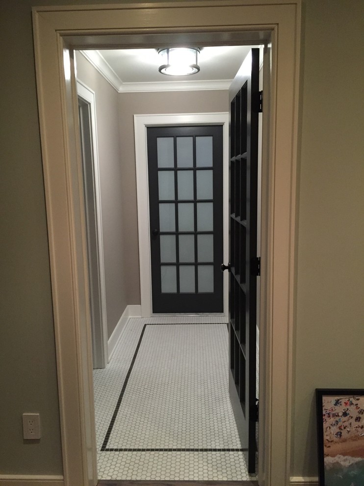 Стильный дизайн: маленький коридор в стиле лофт с серыми стенами, полом из керамической плитки и белым полом для на участке и в саду - последний тренд