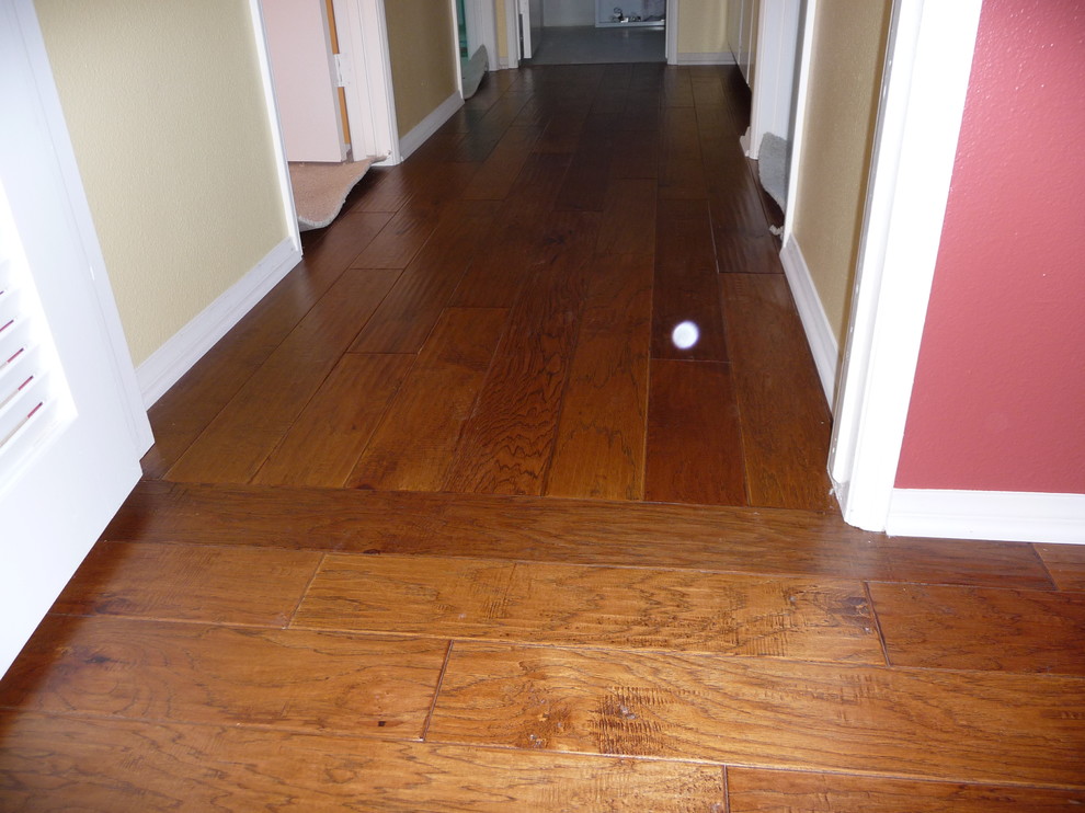 Exemple d'un couloir craftsman avec un sol en bois brun.