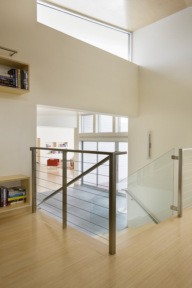 Ejemplo de recibidores y pasillos minimalistas con suelo de madera clara