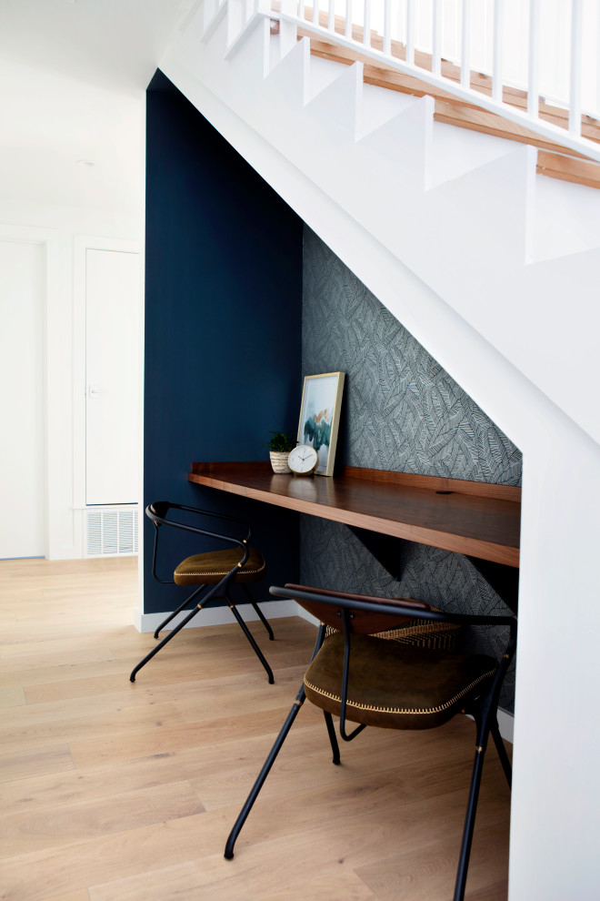 На фото: коридор среднего размера в стиле неоклассика (современная классика) с синими стенами, светлым паркетным полом и обоями на стенах