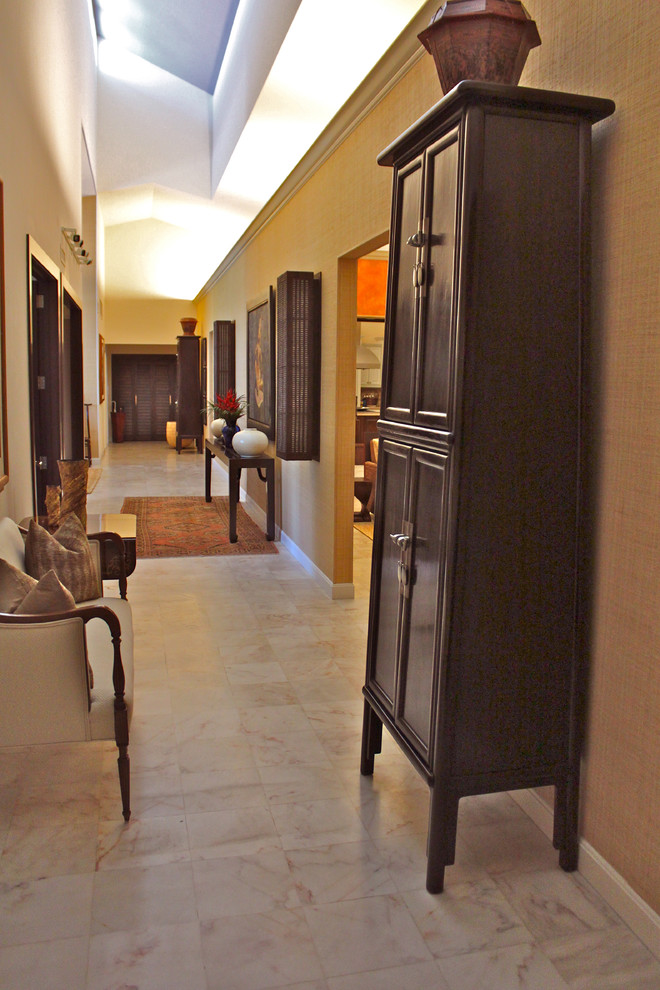 Exemple d'un couloir exotique avec un mur beige.