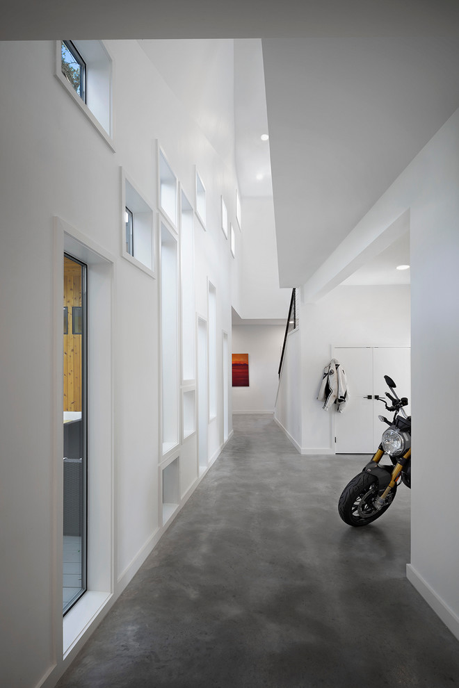 Источник вдохновения для домашнего уюта: коридор среднего размера в стиле модернизм с белыми стенами и бетонным полом